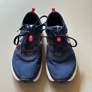 New Balance Navy tennis shoes